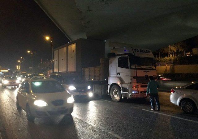 (özel Haber) Esenler’de Tır Üst Geçide Takıldı 1