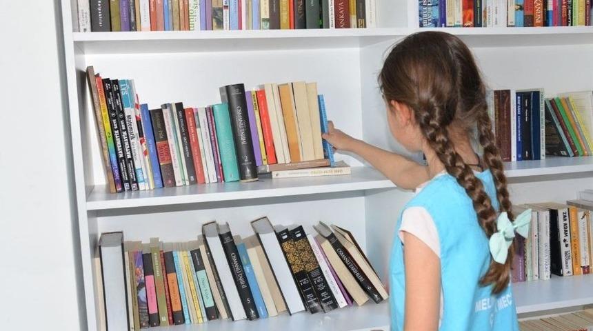 &Ccedil;ocuk Meclisinden K&uuml;t&uuml;phaneye 100 Temel Eser