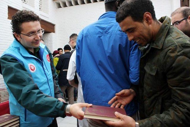 Endülüs Müslümanlarına 3 Bin Tane Kur’an-ı Kerim Hediye Edildi