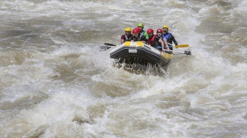 Zap Suyunda Rafting Coşkusu Başlıyor