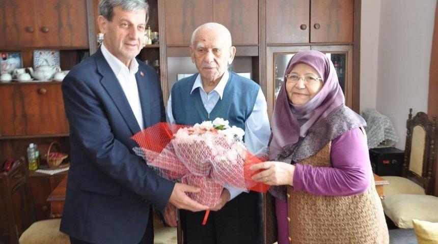 Başkan Özkan 50 Yıl Aynı Yastığa Baş Koyan Aileleri Ziyaret Etti