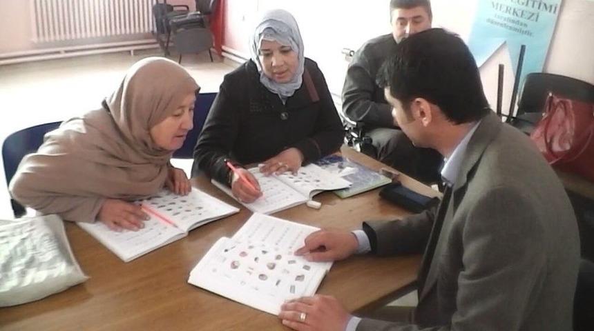 Faslı Kadın, Türkçe Ve Okuma Yazmayı Aynı Anda Öğreniyor