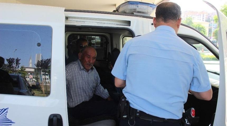 Bal Satıcısı Yaşlı Adamın G&ouml;z&uuml;ne Biber Gazı Sıkıp 300 Tl&rsquo;sini Gasp Ettiler