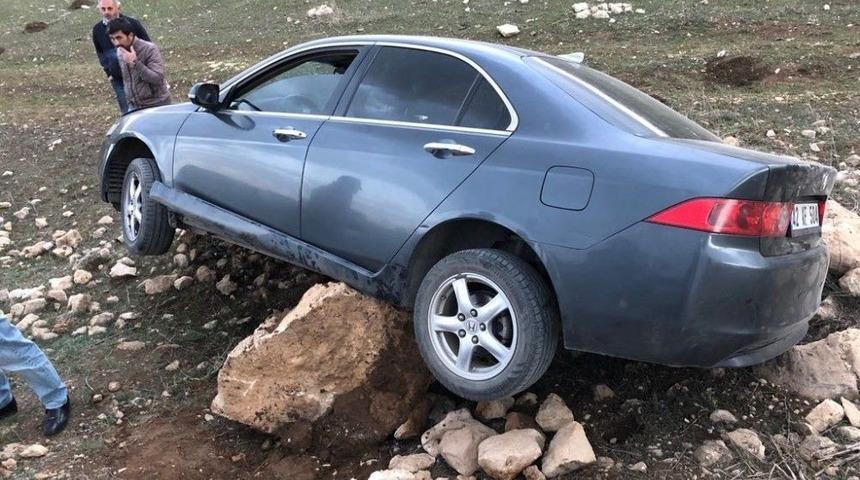 Otomobil Şarampole İndi, Sürücü Yara Almadan Kurtuldu