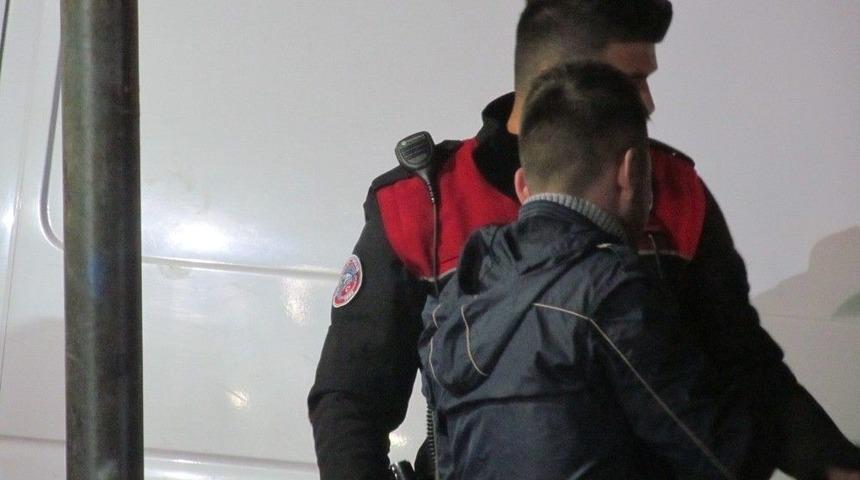 Sokakta Tartıştığı D&ouml;rt Kişi Tarafından Darp Edilen Ayakkabı Boyacısını Polis Kurtardı