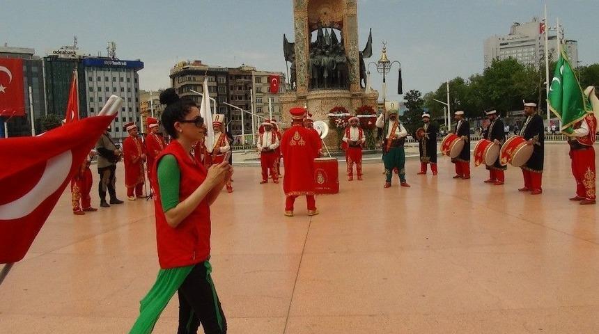 Polis Mehteran Birliği, Taksim’de Vatandaşları Coşturdu