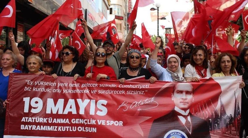 7&rsquo;den 70&rsquo;e Herkes Avcılar&rsquo;da 19 Mayıs&rsquo;ı Kutladı