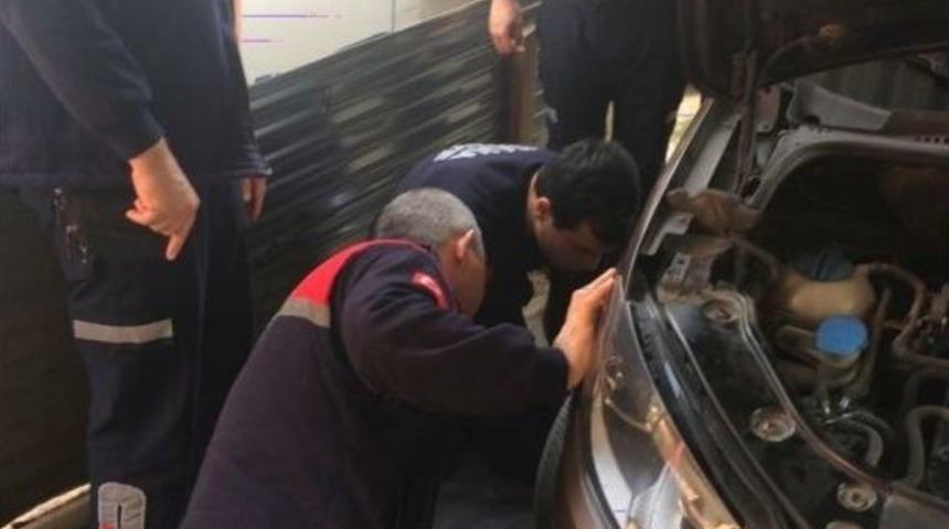 Otomobilin Motor Kısmında Sıkışan Köpeği İtfaiye Kurtardı