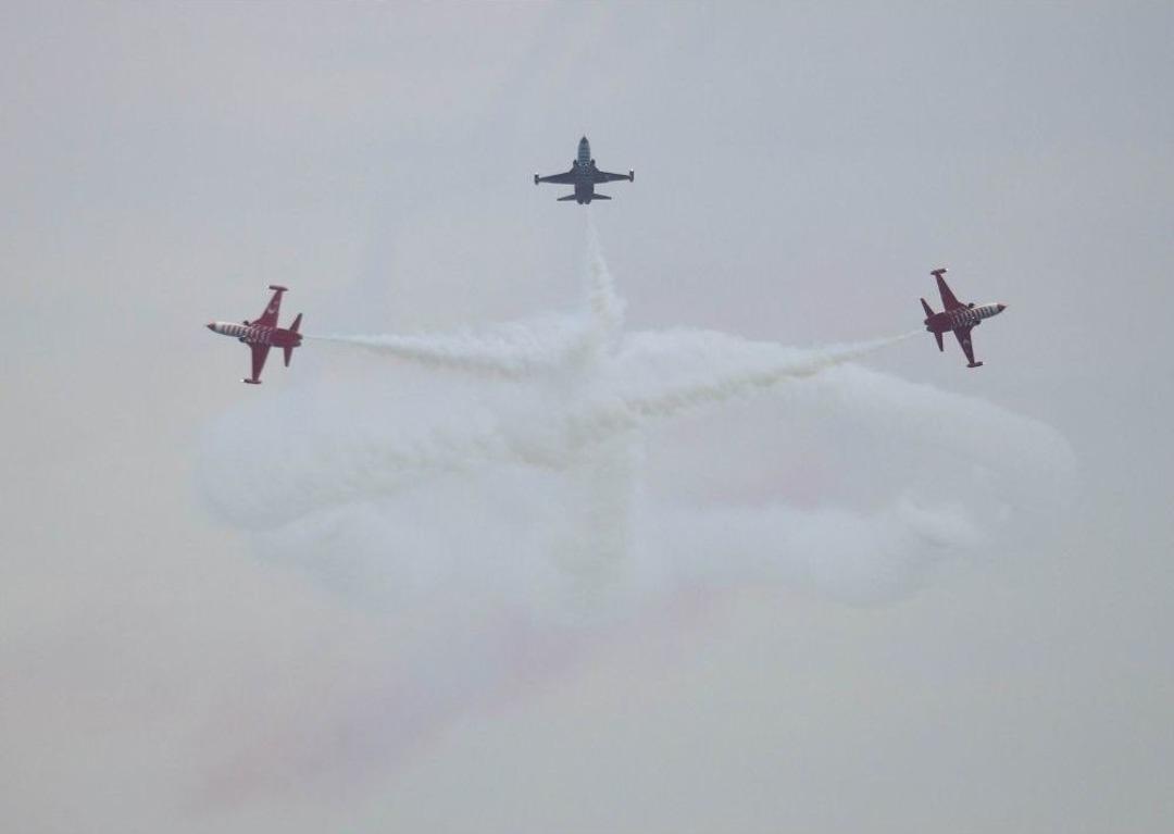 Solot&uuml;rk Ve T&uuml;rk Yıldızları&rsquo;nın G&ouml;sterisi B&uuml;y&uuml;ledi