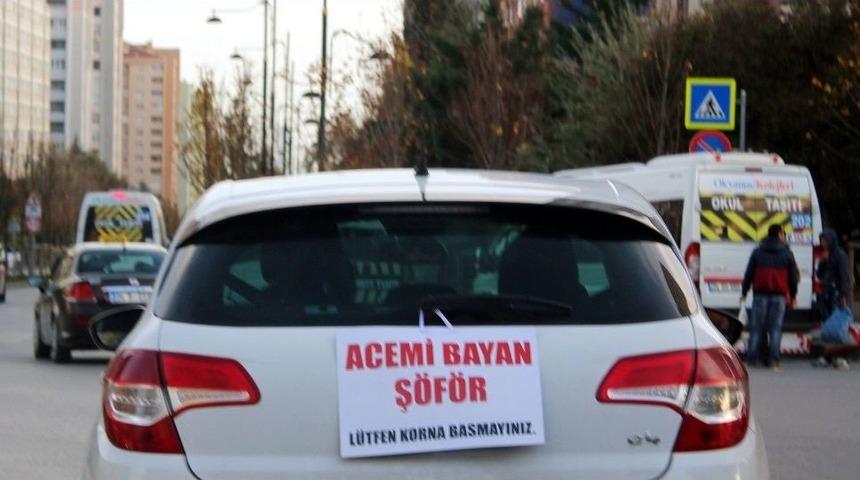 (&ouml;zel Haber) Kadın S&uuml;r&uuml;c&uuml;den Arabasının Arkasına İlgin&ccedil; Pankart