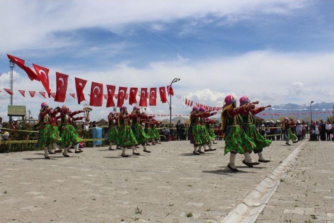 Van Ve İl&ccedil;elerinde 19 Mayıs Coşkuyla Kutlandı