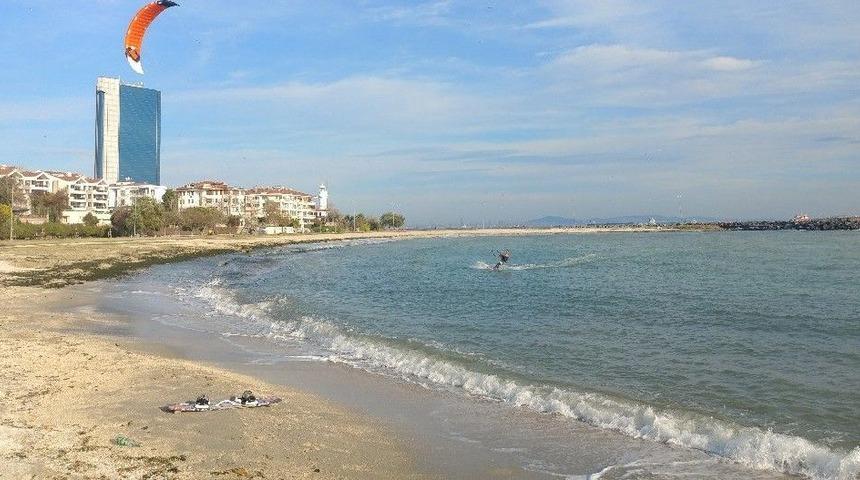 (&ouml;zel Haber) Aksiyonseverler İstanbul&rsquo;da Etkili Olan Lodosu Eğlenceye &Ccedil;evirdi