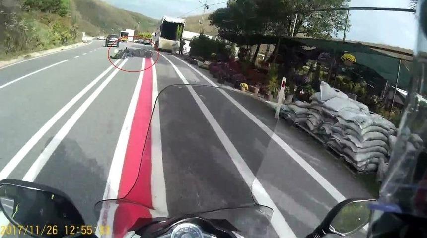 (&ouml;zel Haber) Beykoz&rsquo;da Motosikletlinin &Ouml;l&uuml;mden Kıl Payı Kurtulduğu Anlar Kamerada