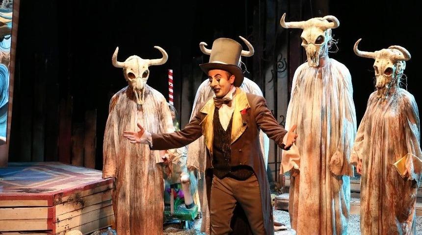 Aşt Dünya Tiyatrolar Günü’nü Sahnede Kutladı