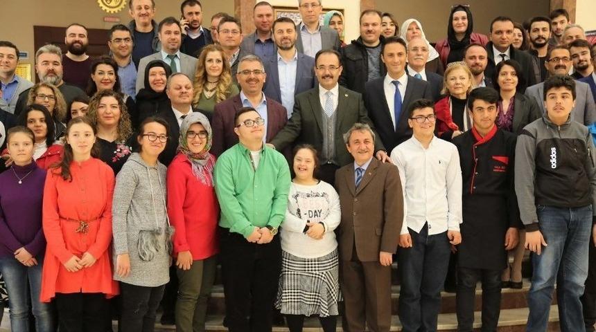 Uşak&rsquo;ta Engellilerin El Emeği &Uuml;r&uuml;nleri Sergiye &Ccedil;ıktı