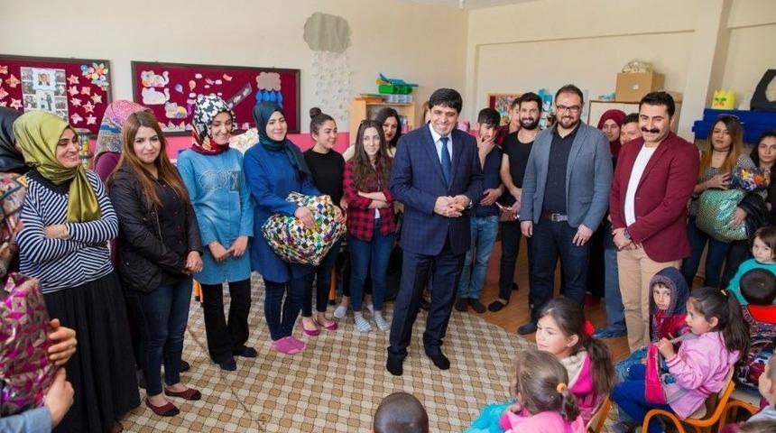 Rekt&ouml;r Alma, Minik Y&uuml;reklerle