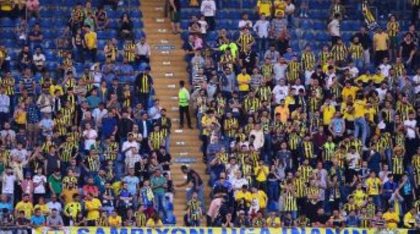 Trib&uuml;nlerde Obradovic Ve Ali Ko&ccedil; Tezah&uuml;ratları