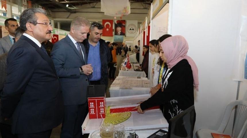 Sivas Valisi Davut G&uuml;l, Er&uuml;&rsquo;de, T&uuml;bitak Sergisini Gezdi