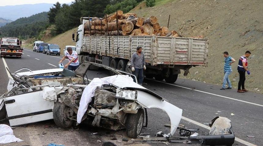 Kahramanmaraş&rsquo;ta Tıra Arkadan &Ccedil;arpan Otomobil Parampar&ccedil;a Oldu