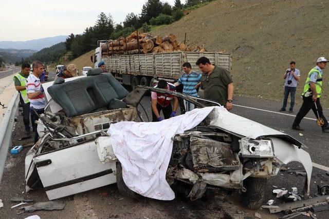 Kahramanmaraş’ta Tıra Arkadan Çarpan Otomobil Paramparça Oldu