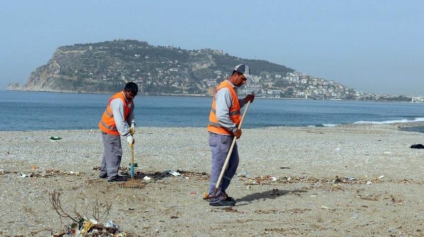 Alanya&rsquo;da Sahiller Sezona Hazırlanıyor