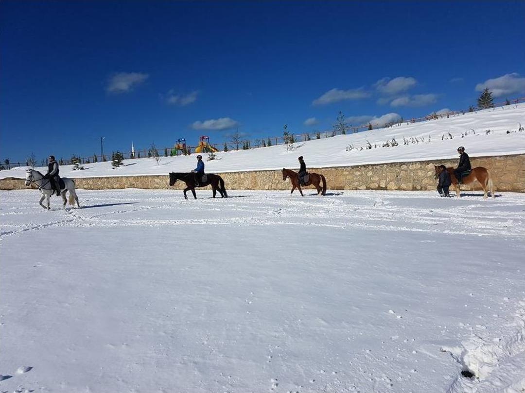 Okul Kamp&uuml;s&uuml; Gibi Binicilik Merkezi