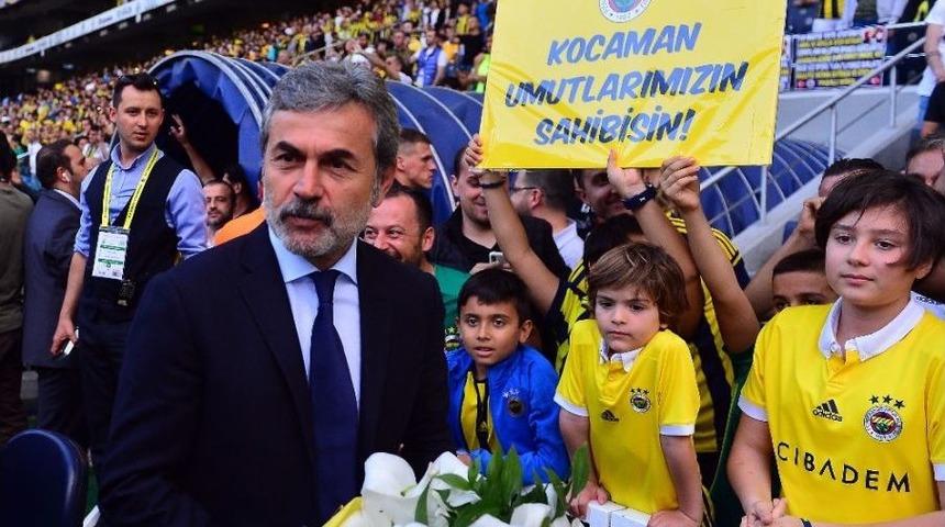 Taraftardan Aykut Kocaman&rsquo;a &Ccedil;i&ccedil;ek