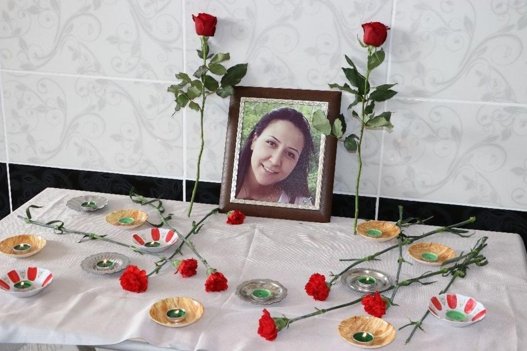 G&uuml;l G&uuml;lizar Ayalp&rsquo;ın Tabutunu Kadınlar Kaldırdı