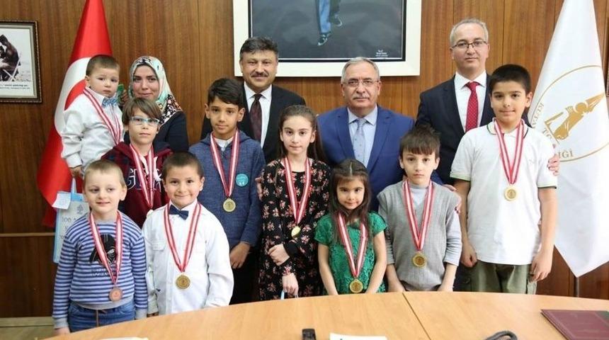 Kitap Kurtları &Ouml;d&uuml;llendirildi