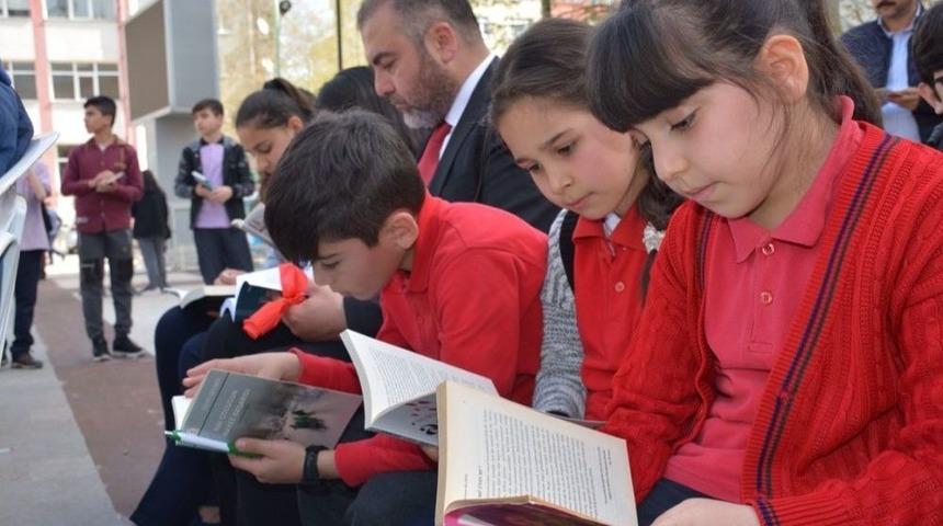 G&ouml;rele&rsquo;de 54. K&uuml;t&uuml;phane Haftası Meydanda Kitap Okunarak Kutlandı