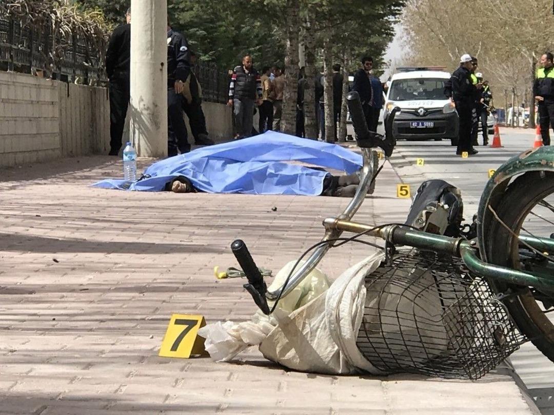 Hafif Ticari Aracın &Ccedil;arptığı Bisikletli Hayatını Kaybetti