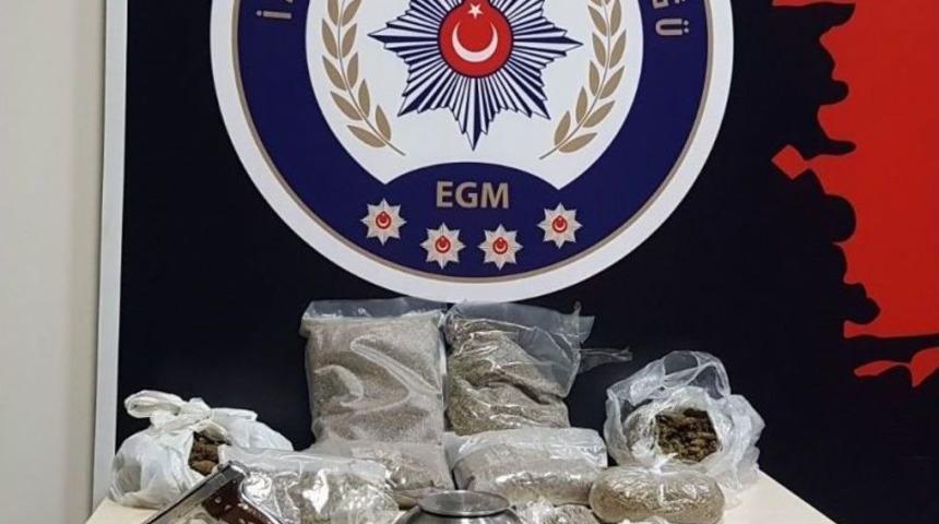 İzmir&rsquo;de Uyuşturucu Satan Bir Kişi Tutuklandı