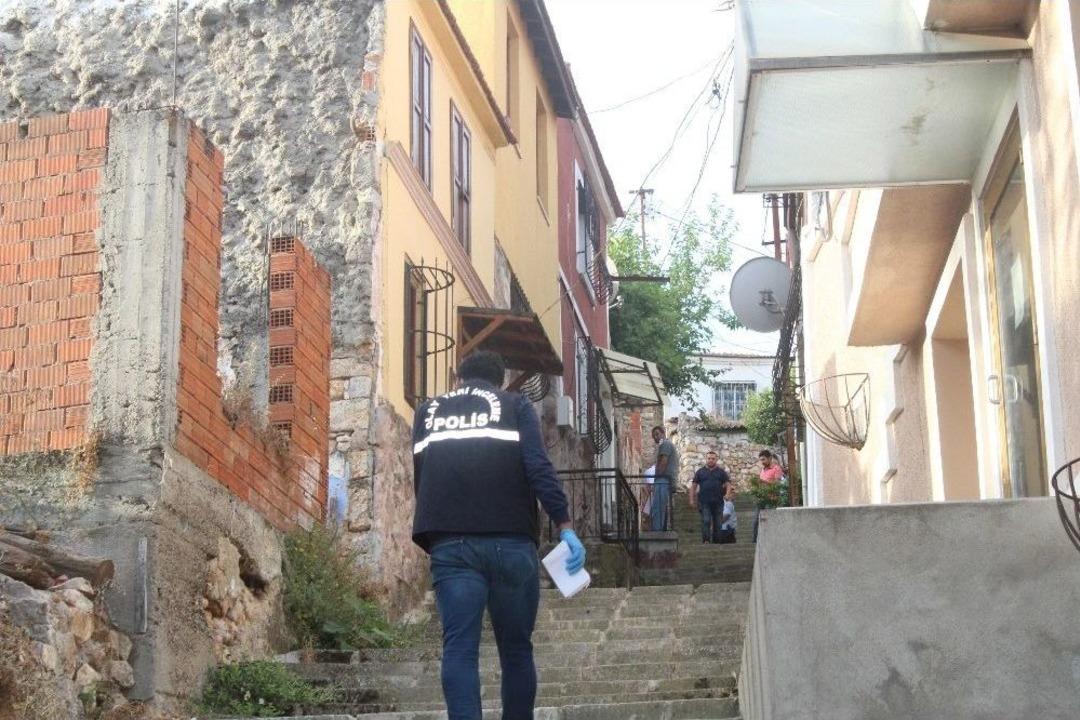 Annesini Telefon Kablosuyla &Ouml;ld&uuml;rd&uuml;