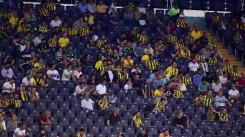 Fenerbah&ccedil;eli Taraftarlardan Y&ouml;netime Tepki