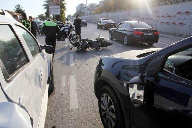 Valilik Aracına Eskortluk Eden Motosikletli Polis Kaza Yaptı: 1 Yaralı