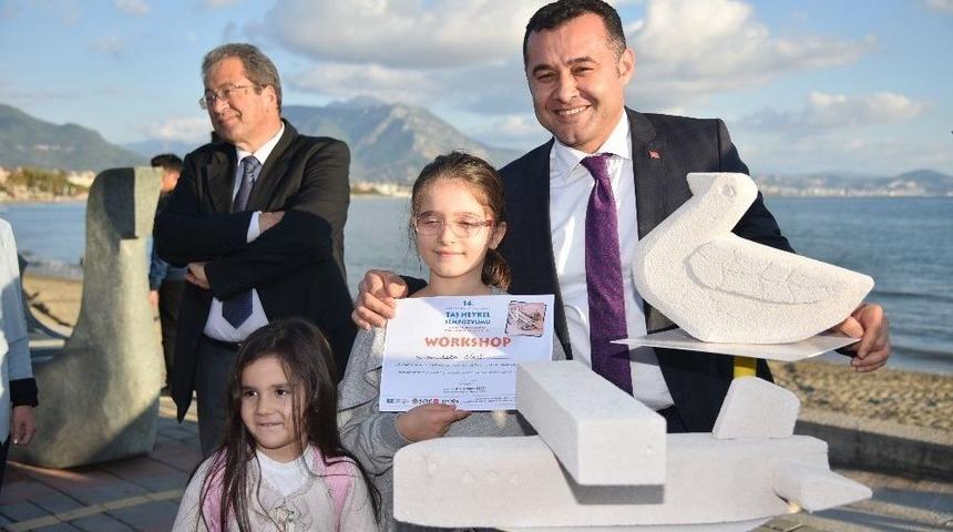 Alanya Taş Heykel Sempozyumda &Ccedil;ocuklar İ&ccedil;in 10 Sokak Heykeli Yapıldı