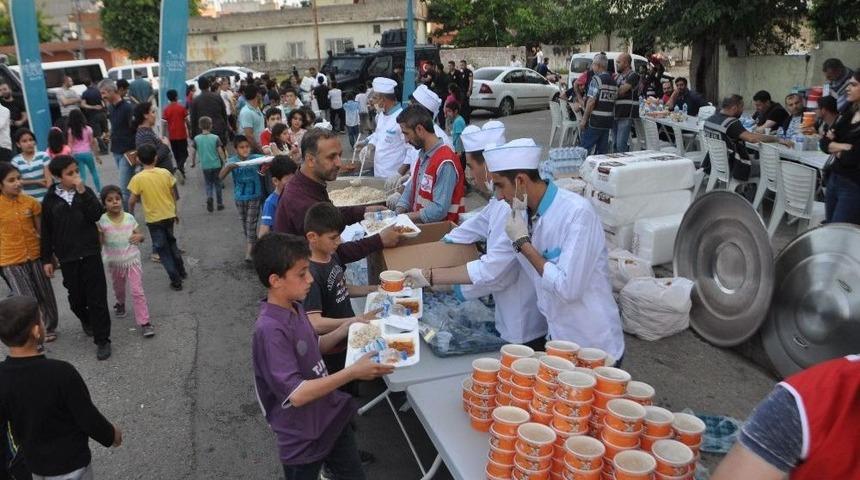 Aynı Mahallede İftar &Ccedil;adırı Kuruldu