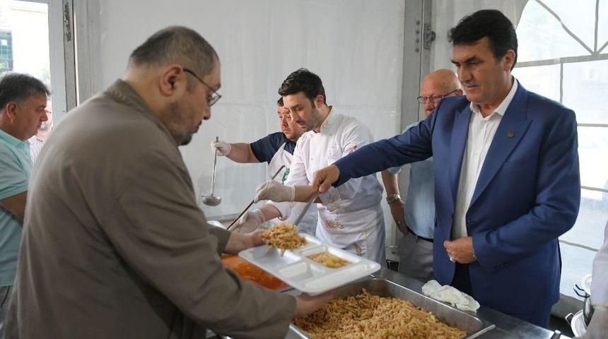 İftar Yemeğini Başkan D&uuml;ndar Dağıttı