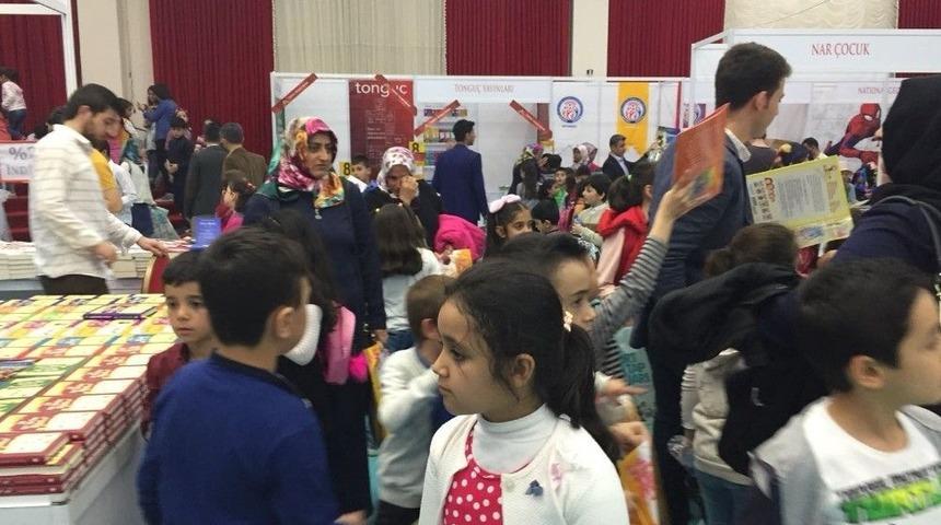 Kitap Fuarında 2&rsquo;nci G&uuml;n Yoğunluğu