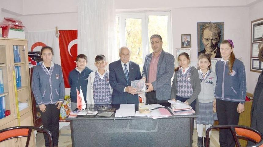 Besni&rsquo;de &Ouml;ğrencilerden Depremzedelere Yardım