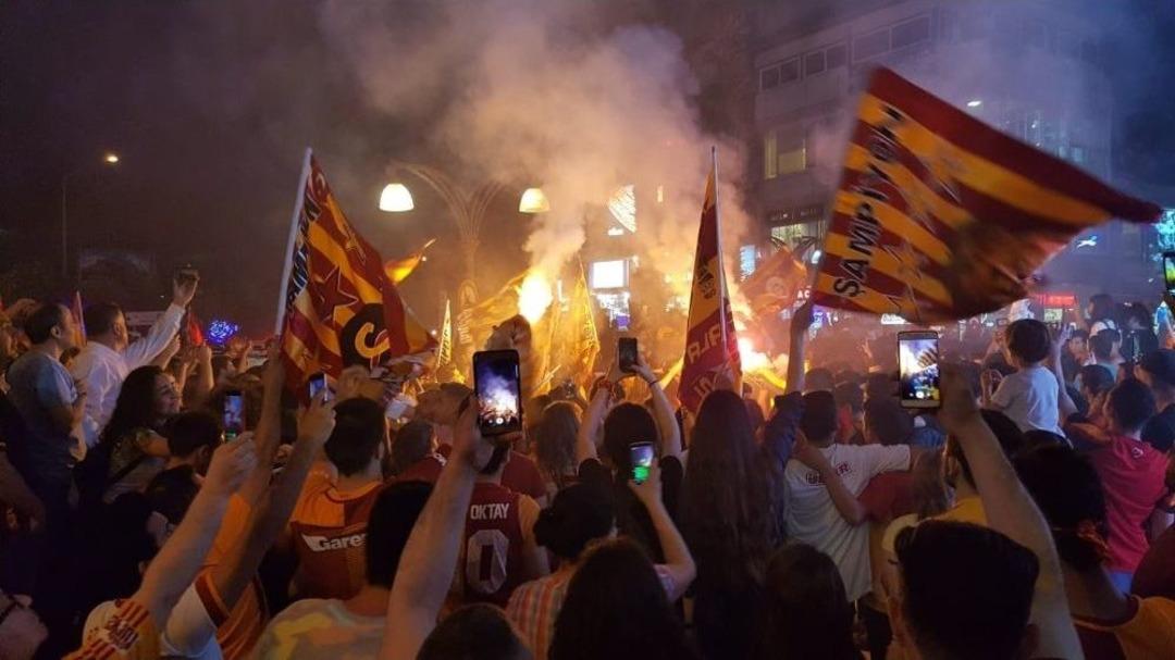 Sarı- Kırmızılı Taraftarlardan Kuşadası&rsquo;nda Coşkulu Şampiyonluk Kutlaması