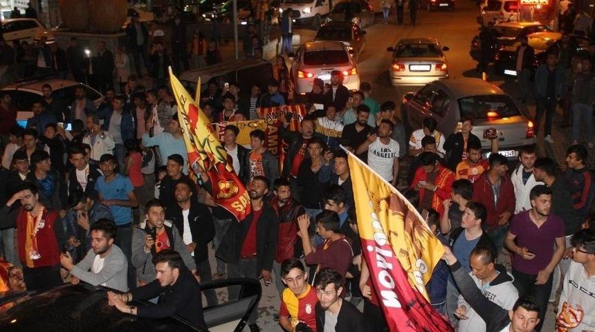 Galatasaray&rsquo;ın Şampiyonluğu Kırşehir&rsquo;de Taraftarları Sokağa D&ouml;kt&uuml;
