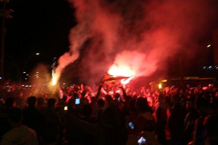 Ağrı’da Binlerce Galatasaraylı Şampiyonluğu Kutladı G3