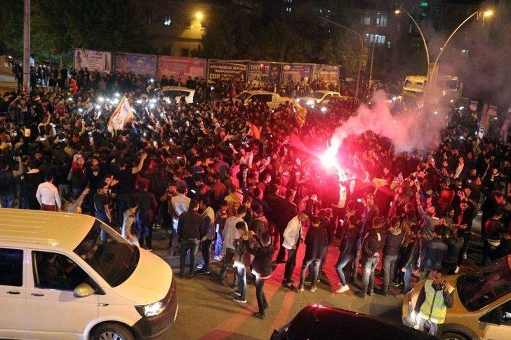 Ağrı’da Binlerce Galatasaraylı Şampiyonluğu Kutladı G5