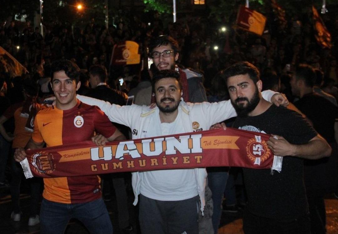 Yağmur Altında Şampiyonluk Kutlaması