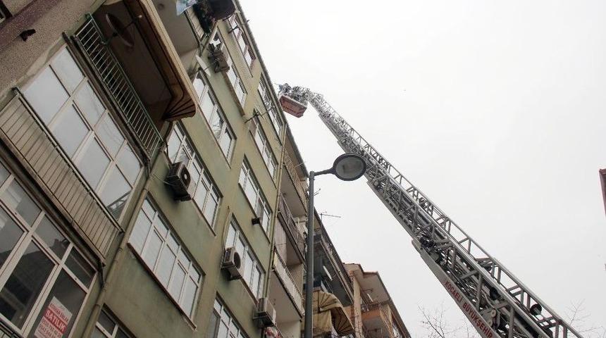 &Ccedil;ırıl&ccedil;ıplak &Ccedil;atıya &Ccedil;ıkan Şahsı, &Ccedil;ay İ&ccedil;me Teklifiyle İkna Etti