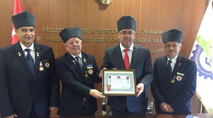 Başkan Y&uuml;ksel, Gaziler Derneğine Fahri &Uuml;ye Oldu