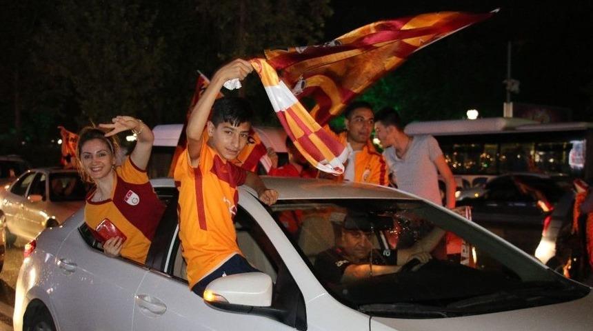 Kızılay’da Galatasaraylı Taraftarların Şampiyonluk Coşkusu