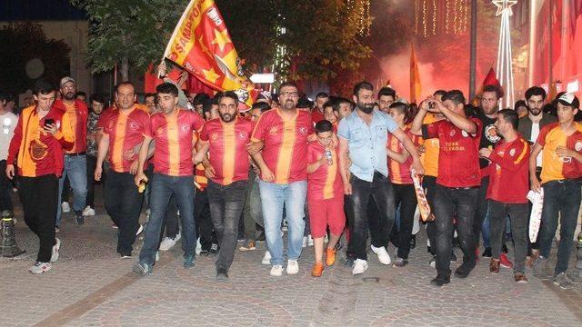 Yalova’da Yer Gök Sarı Kırmızı Oldu