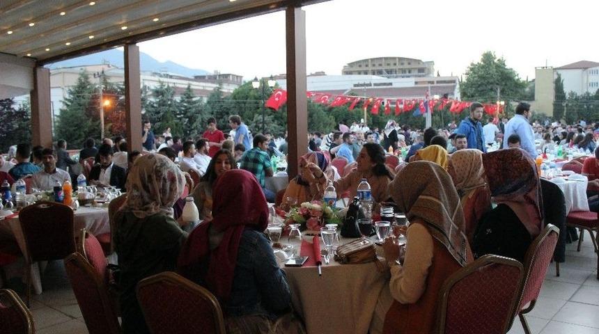 Başbakan Yardımcısı &Ccedil;avuşoğlu Gen&ccedil;lerle İftarda Buluştu